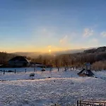 Na Skale Z Widokiem Na Panorame Karkonoszy *
